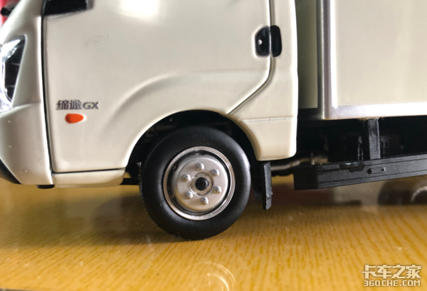 卡友喜提飞碟缔途车模,秀出超清正面照,此时一只柠檬精悄悄路过