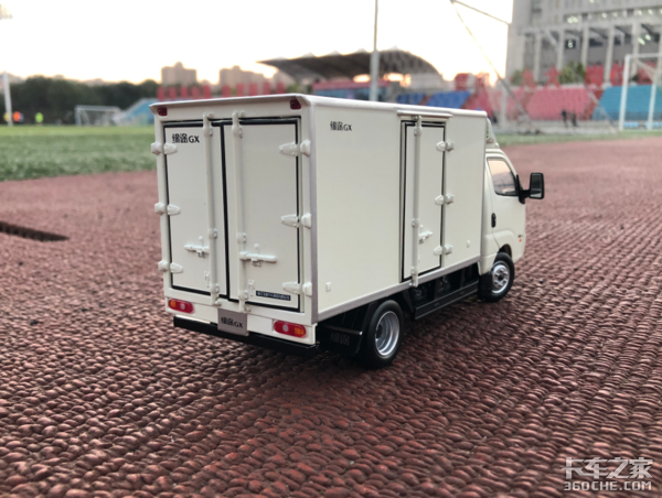 卡友喜提飞碟缔途车模,秀出超清正面照,此时一只柠檬精悄悄路过