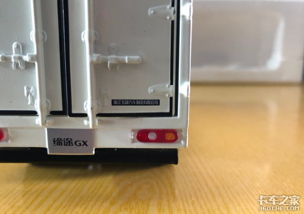 卡友喜提飞碟缔途车模,秀出超清正面照,此时一只柠檬精悄悄路过