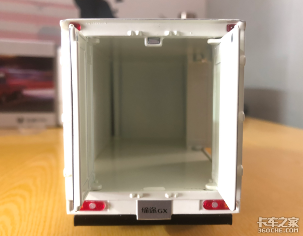 卡友喜提飞碟缔途车模,秀出超清正面照,此时一只柠檬精悄悄路过