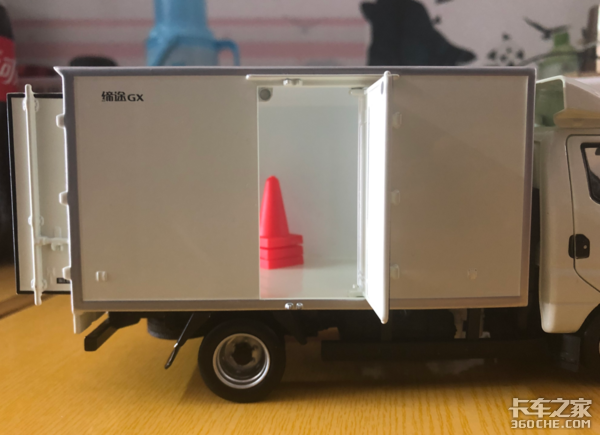 卡友喜提飞碟缔途车模,秀出超清正面照,此时一只柠檬精悄悄路过