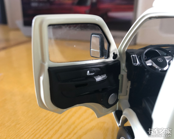 卡友喜提飞碟缔途车模,秀出超清正面照,此时一只柠檬精悄悄路过