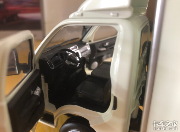 卡友喜提飞碟缔途车模,秀出超清正面照,此时一只柠檬精悄悄路过