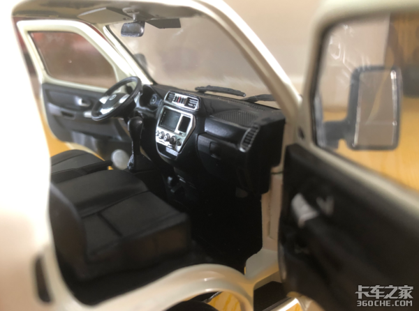 卡友喜提飞碟缔途车模,秀出超清正面照,此时一只柠檬精悄悄路过