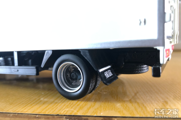 卡友喜提飞碟缔途车模,秀出超清正面照,此时一只柠檬精悄悄路过