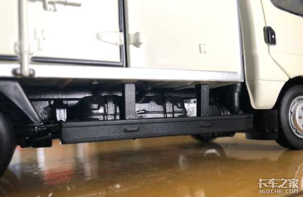 卡友喜提飞碟缔途车模,秀出超清正面照,此时一只柠檬精悄悄路过