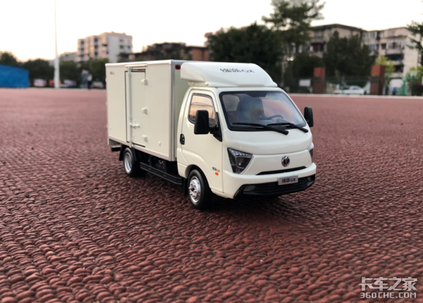 卡友喜提飞碟缔途车模,秀出超清正面照,此时一只柠檬精悄悄路过