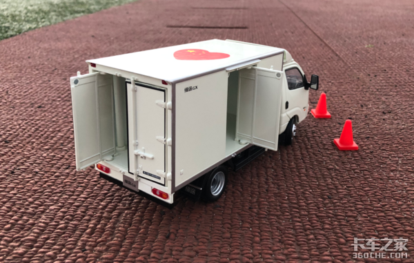 卡友喜提飞碟缔途车模,秀出超清正面照,此时一只柠檬精悄悄路过