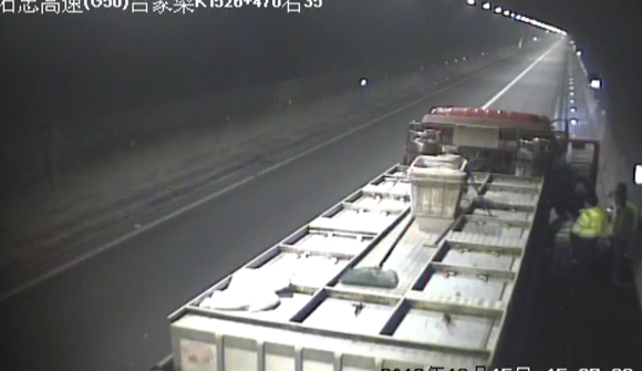 油表故障还坚持开 货车“趴窝”隧道！