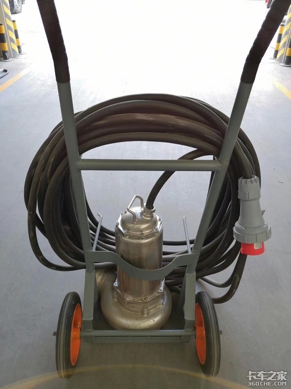 東風天錦應急救援車，發(fā)電照明排水很強