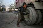 卡车要妥善保养,比如从轮胎养护开始