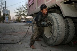 卡车要妥善保养才能平稳过冬，先定一个小目标，比如从轮胎养护开始