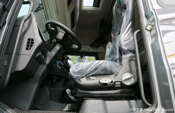 国内生活化重卡驾驶室：随车餐饮、双人大床，带直播和KTV的是真秀