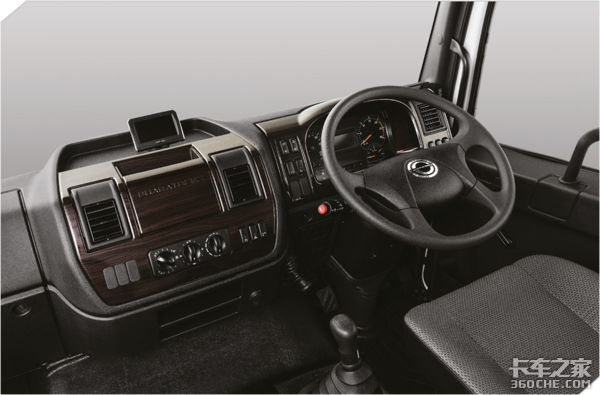 原汁原味设计,看奔驰牵引车在印度的表现,终于明白尊重市场有多重要