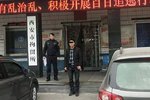 西安男子路边捡驾驶证 无照开超载货车