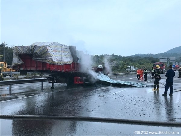 30吨玻璃兜头而下，这谁顶得住？喊话大件玻璃运输专车：火速归位！