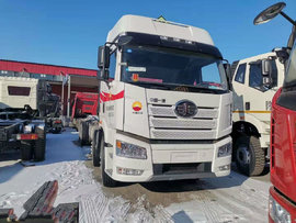 解放J6中石油定制版危化品运输车,简单不做作的气质是你喜欢的吗?