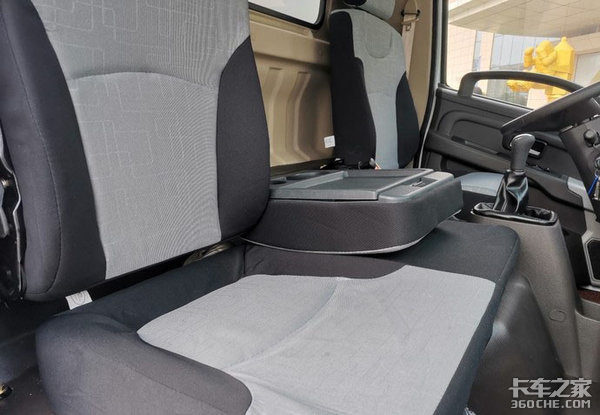 飞碟汽车年会发布全新奥驰系列，符合国六标准，这性价比属实良心