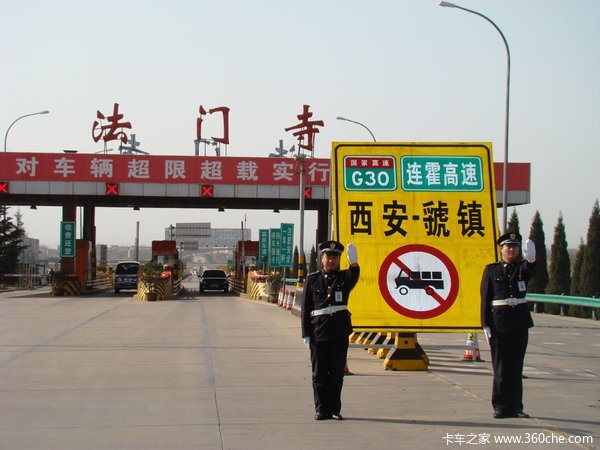 ETC高速口超载10公斤被遣返,司机内心几乎崩溃:一点误差都不能有?