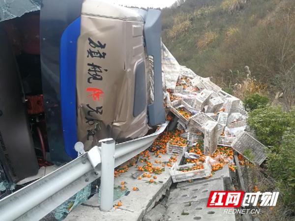 高速上货车转弯太急 20吨柑橘损失大半