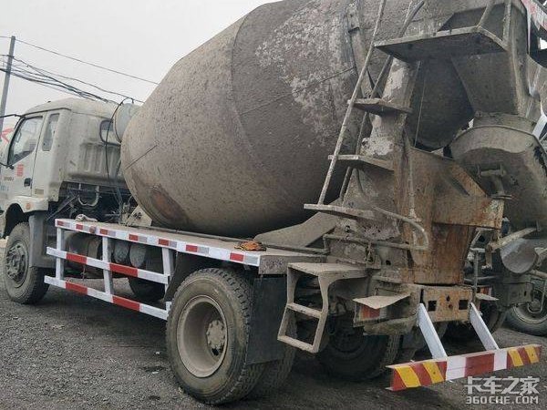 主流小型混凝土攪拌罐車，助你發(fā)家致富
