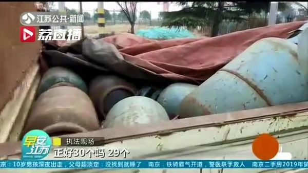 小货车塞29个液化气罐 真是挣钱不要命