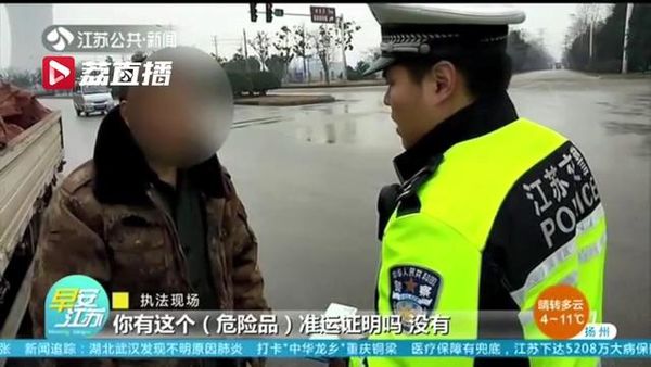 小货车塞29个液化气罐 真是挣钱不要命