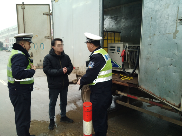 货车移动加油站 拉2000公斤柴油满街跑