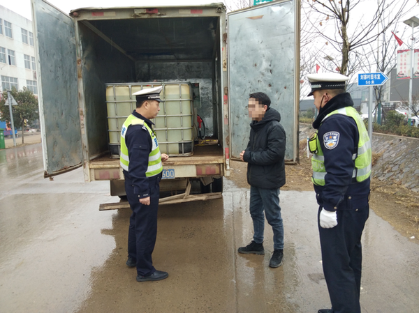 货车移动加油站 拉2000公斤柴油满街跑