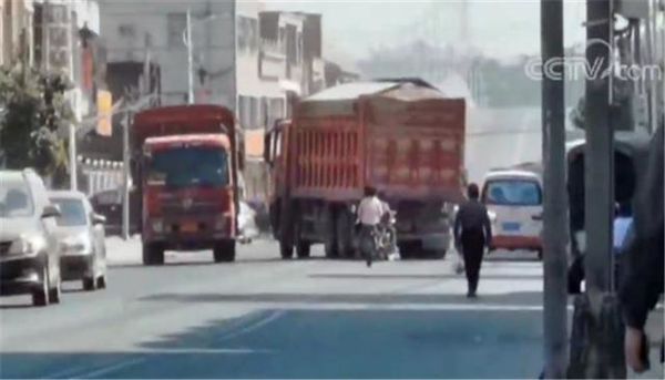 超载货车买卖“路牌”交保护费免查 当地执法部门扮演什么角色