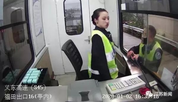 收费员小姐姐被骂哭&nbsp;秒变笑脸令人心疼