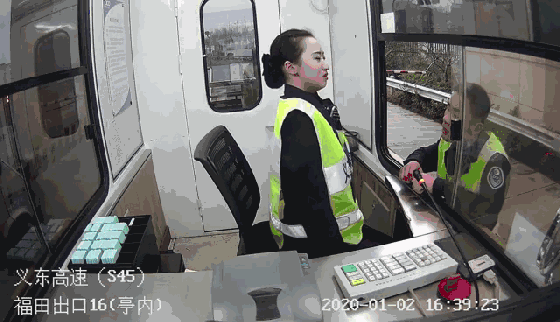 收费员小姐姐被骂哭&nbsp;秒变笑脸令人心疼