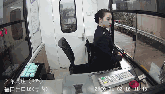 收费员小姐姐被骂哭&nbsp;秒变笑脸令人心疼