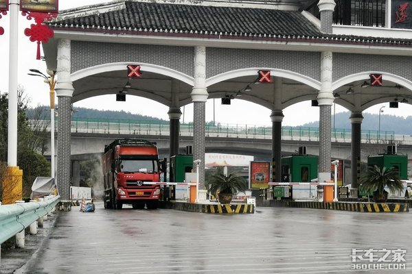 上万路费频出现 司机:别把我们赶下高速