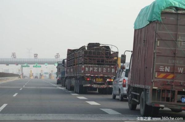 各式路牌令人眼花缭乱 贴“机器猫”的违规货车为何没人查