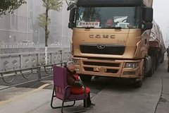 ������ɽ�������ͻ�;��̫̫��������·