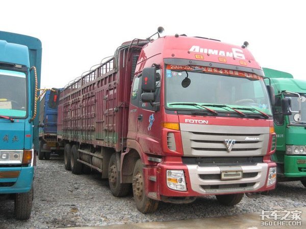 偶遇欧曼雄狮10x4仓栅式载货车，外观经典内饰简洁，底盘更精致