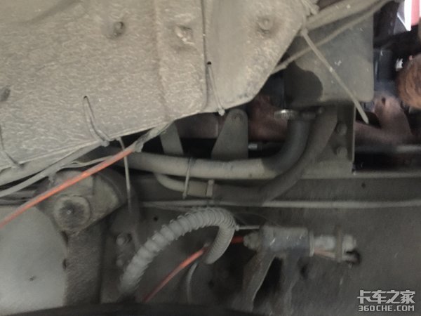 偶遇欧曼雄狮10x4仓栅式载货车，外观经典内饰简洁，底盘更精致