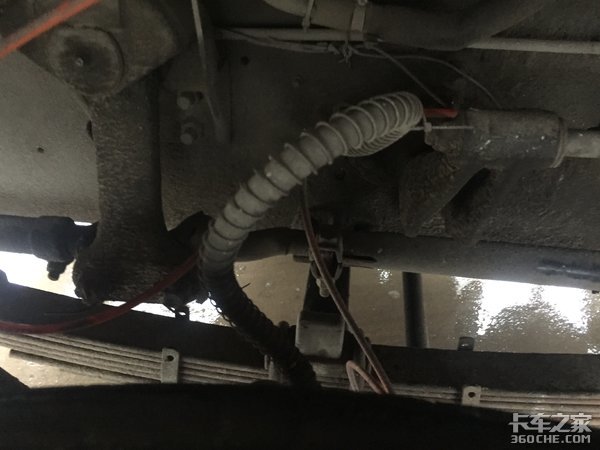 偶遇欧曼雄狮10x4仓栅式载货车，外观经典内饰简洁，底盘更精致