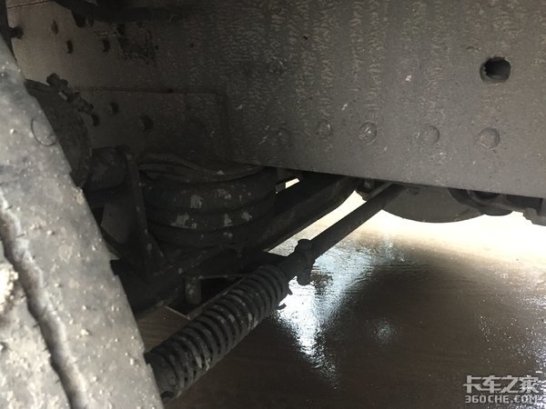 偶遇欧曼雄狮10x4仓栅式载货车，外观经典内饰简洁，底盘更精致