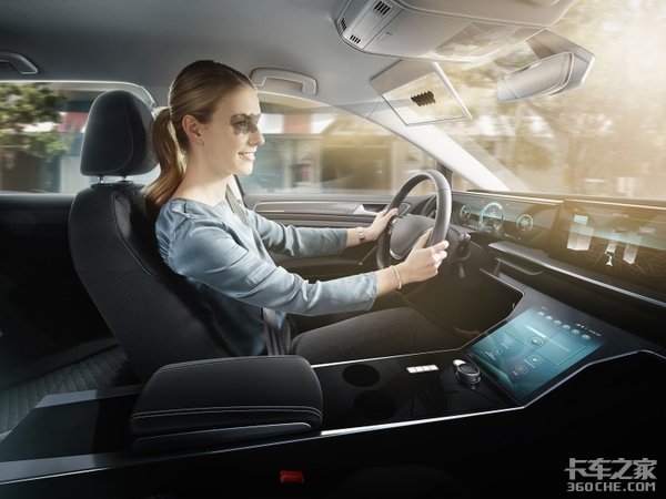 改变驾驶员看路方式！博世推出具有AI智能的虚拟遮阳板，有点儿意思