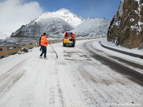 大雪封路意外频发，交警路人对货车司机伸出援手，这个冬天不太冷