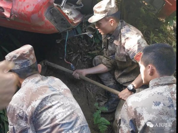 货车摔下50米山崖 边防巡逻队立马救人