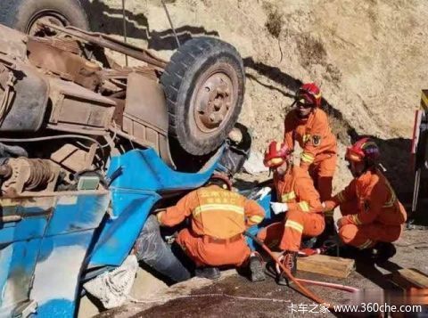 行车注意安全 货车四轮朝天 众人齐心解救终脱险