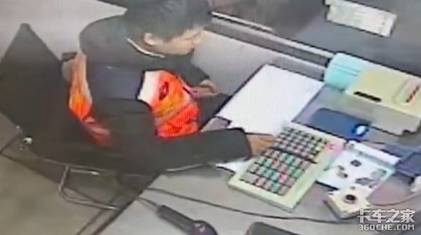 货车行驶988公里竟收费2623元，司机堵塞交通被拘留，网友的反应绝了