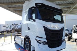 纯白诱惑 西班牙抢鲜实拍依维柯全新S-Way 510牵引车