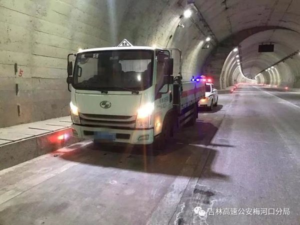 开危化品运输车高速隧道内停车 咋想的?