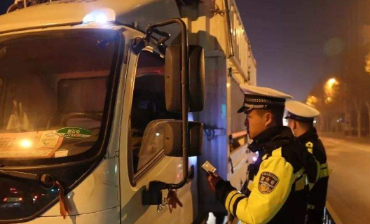 货车与三轮车相撞 报警后抱怨出警太快