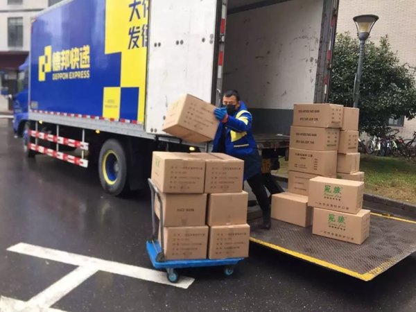 物资来了! 物流快递企业与时间赛跑!
