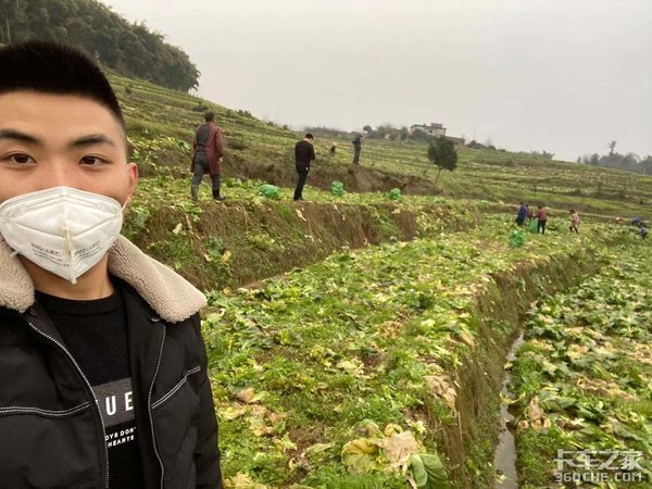 危难面前卡车人迎难而上 泸州合江兄弟连三台车支援武汉30吨蔬菜